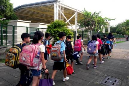 台北市全面啟動「遠距教學」！國小、國中、高中下週起實施，國三、高三畢業典禮前免到校