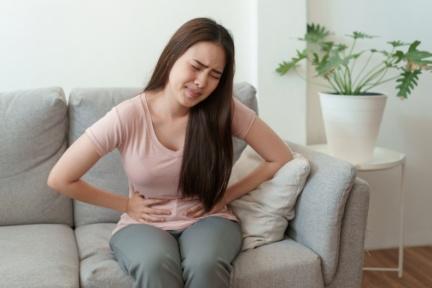 經痛來狂吃日本止痛藥！35歲女「胃破15洞」，4招教你「不傷身」改善經痛