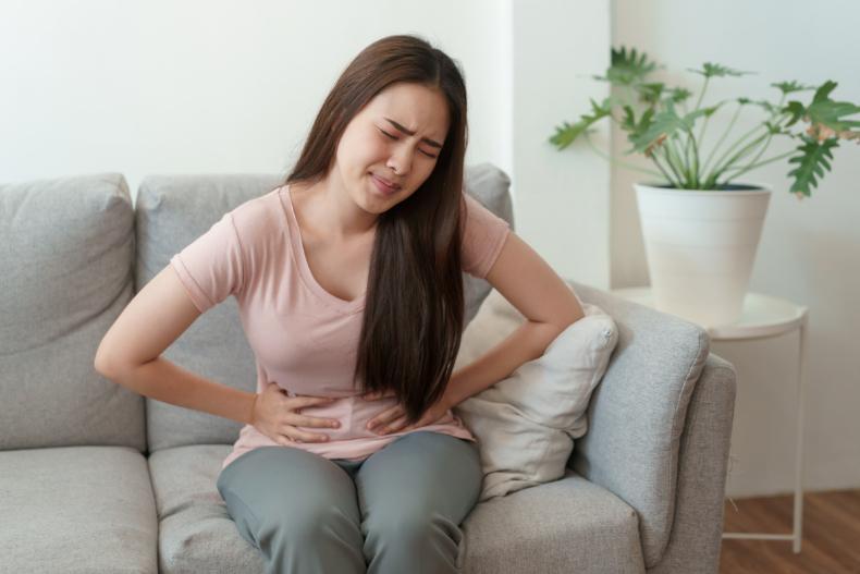 經痛來狂吃日本止痛藥！35歲女「胃破15洞」，4招教你「不傷身」改善經痛