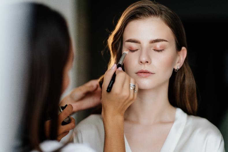 趕快來抄筆記！新娘化妝師公開5大「持久眼妝」Tips，消腫＋持久眼妝的秘訣就是「這步驟」
