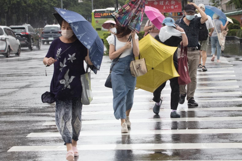 【10/31全台停班課一覽表】颱風康芮明登陸全台豪大雨