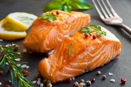 雞胸肉吃膩了！健身新寵「鮭魚」高蛋白又能擊退脂肪，免開火1分鐘懶人食譜