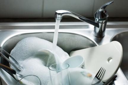 碗盤「先泡水再洗」就是在吃細菌自助餐！洗碗4大越洗越髒NG點，你也犯了嗎？