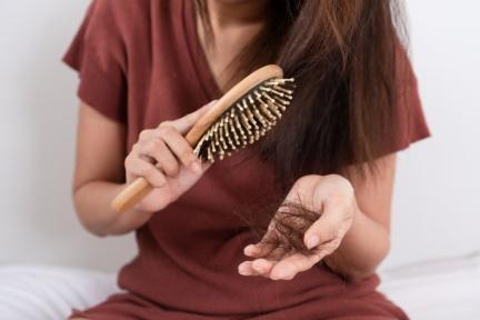 洗頭加「這步驟」防掉髮！專家傳授2招「自創頭皮按摩」，還能幫你增添髮量