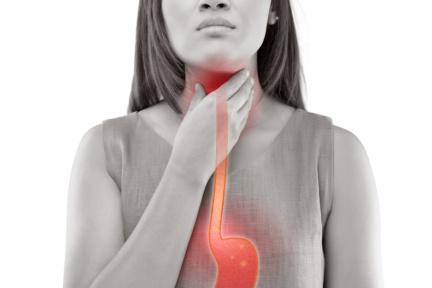 不只火燒心，身體出現這6大問題也是「胃食道逆流」！唱歌走音、頻頻咳嗽也要注意