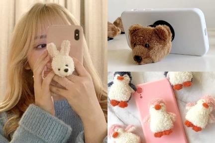 追劇必備！韓國「毛絨絨立體手機支架」爆紅，療癒泰迪熊、瞇眼企鵝超多款式實用又可愛