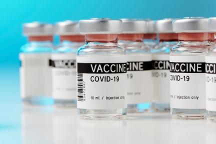 死亡累計破300「沒有鬆懈餘地」！莫德納疫苗明起開打，8月底千萬劑到位「大量接種」