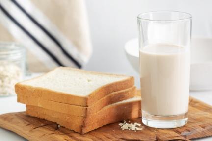 早餐「麵包＋牛奶」是地雷組合？男大生連吃4個月後洗腎，營養師授健康吃法