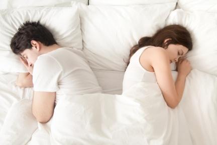 夫妻分床、分房睡，感情反而更好！「睡眠離婚」正流行，３大好處找回熱戀新鮮感