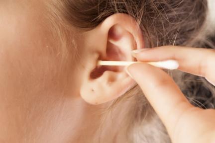 別手癢亂挖耳朵！30歲女「耳道全黴菌」嚇壞醫，正確耳垢清潔法請筆記