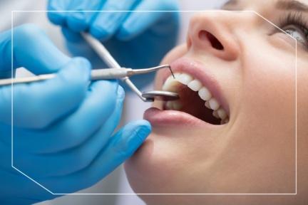 別再以為能美白啦！牙醫親揭4大「洗牙迷思和誤解」，敏感症狀並非琺瑯質流失，牙縫變大是因「這原因」