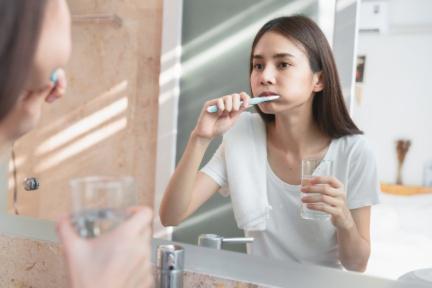 99％的人都刷錯了！牙科醫師曝光刷牙的5大「NG行為」：飯後千萬別急著刷牙