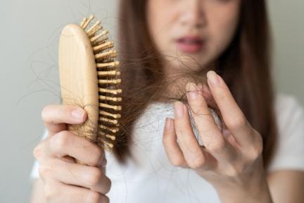 冬季女性最容易掉髮！盤點6大食物有效改善女性脫髮：不洗頭也會增加落髮風險