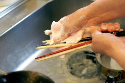 99％的人不知道「這款」筷子比馬桶還髒7倍！4步驟正確清潔筷子：避免細菌滋生