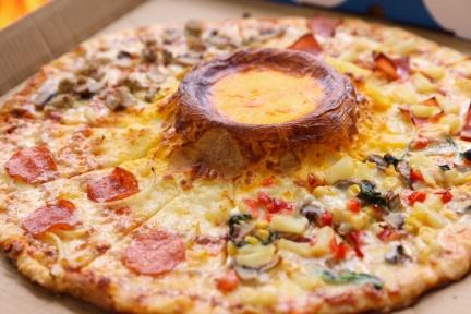 達美樂「火山披薩」真的有起司岩漿爆發！必勝客披薩、肯德基買一送一