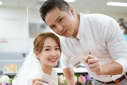 恭喜！39歲賴薇如與交往6年男友結婚了，七朵花成員趙小僑、陳喬恩夫婦同框見證