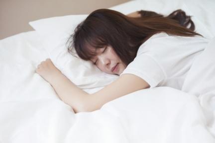 打破迷思！太早睡、睡太久反而更不健康？研究指出睡10小時中風風險增56％