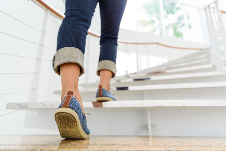 最簡單粗暴的減肥法！「爬樓梯」燃脂是健走3倍，姿勢正確還能練出絕世美腿