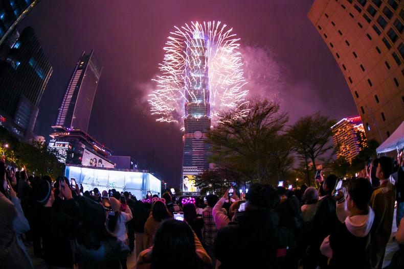 「2024臺北最High新年城」逾17萬人同迎新年！101跨年煙火點亮臺北夜空