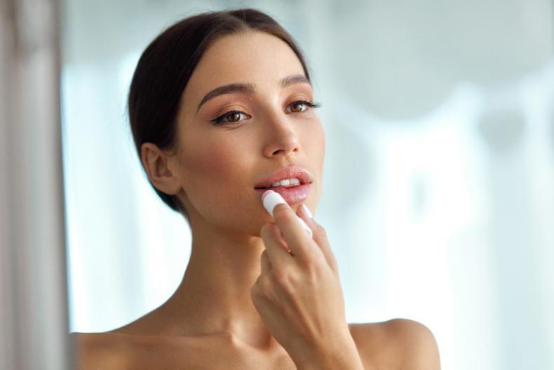 快來抄筆記！日本美容院長公開潤唇膏用法＋唇部護理方法，90％人竟然都用錯方向