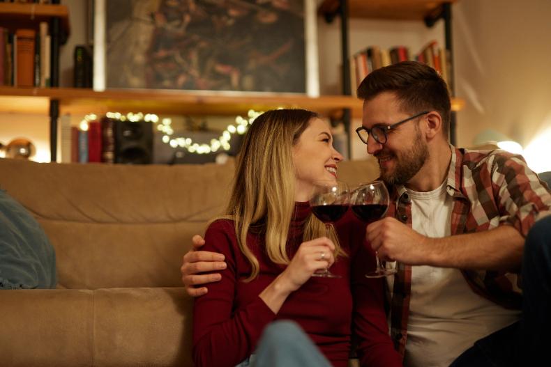 今晚你和另一半小酌了嗎？美國研究發現：伴侶一起「飲酒」可以更長壽、更幸福