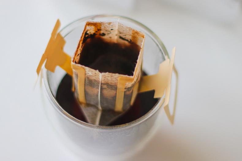 咖啡人必看！咖啡掛耳包更好喝的Tips大公開，日本UCC示範正確沖法防掛包滑落超實用